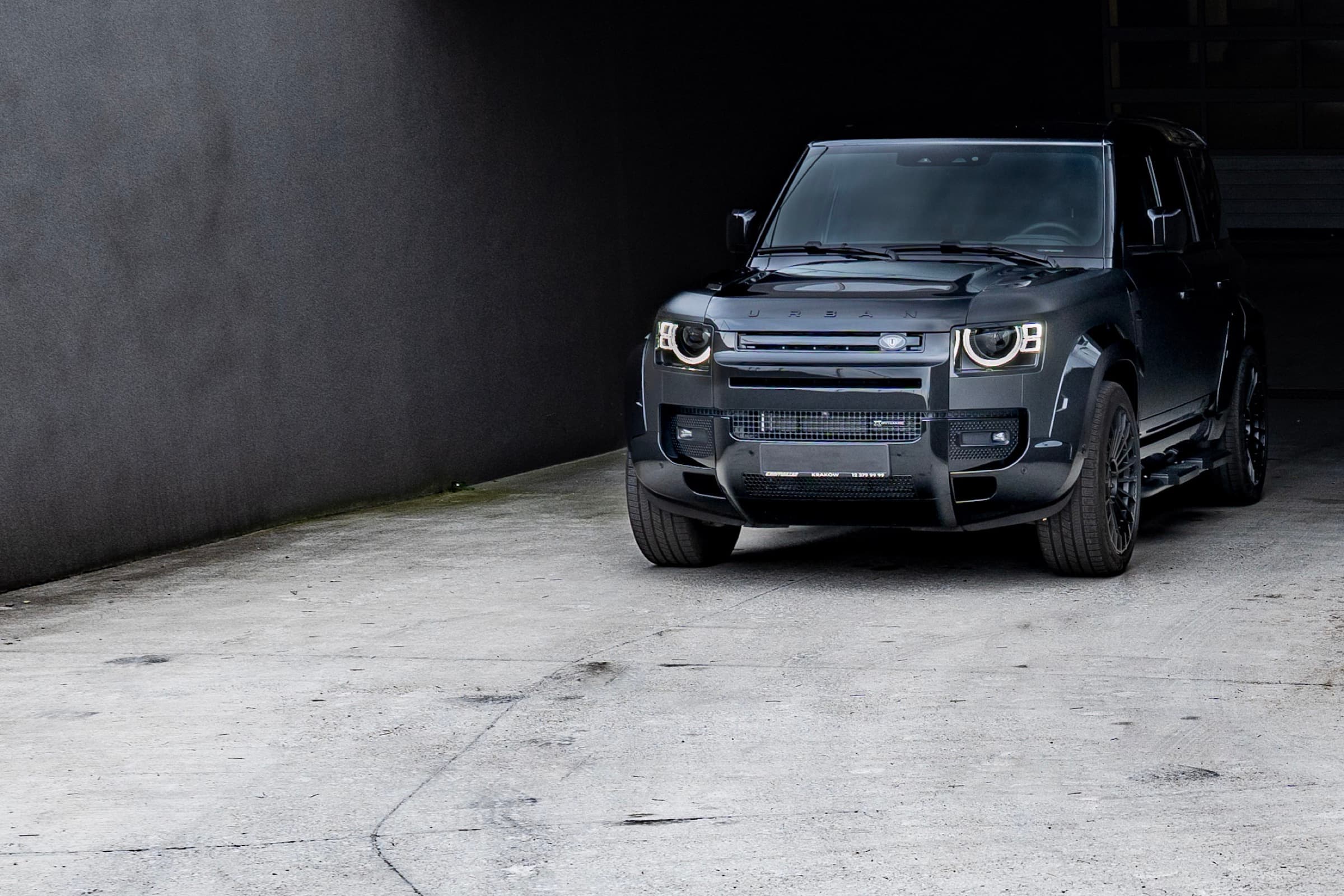 Land Rover Defender Widetrack - widok z przodu